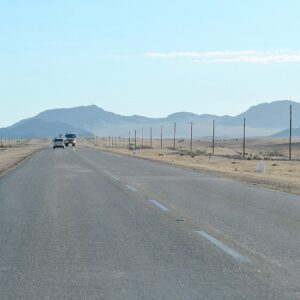 Straße und Landschaft auf einer klassischen Namibia-Rundreise