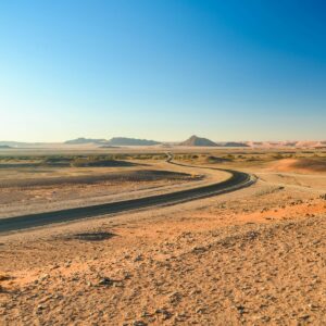 Abgelegene Wüstenstraße auf der Route von Sossusvlei nach Swakopmund