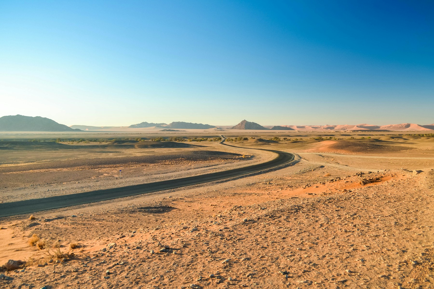 Abgelegene Wüstenstraße auf der Route von Sossusvlei nach Swakopmund