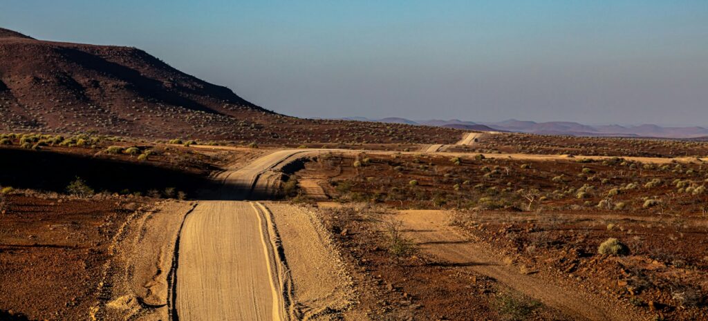 Lange Schotterstraße in Namibia als Beispiel für die Straßenkategorien