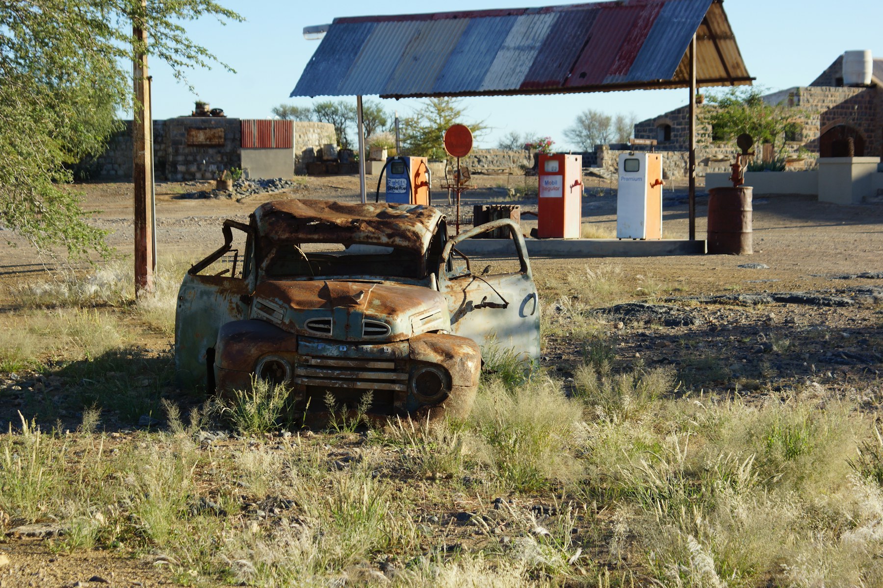Abgelegene Tankstelle in Namibia – Reichweite planen
