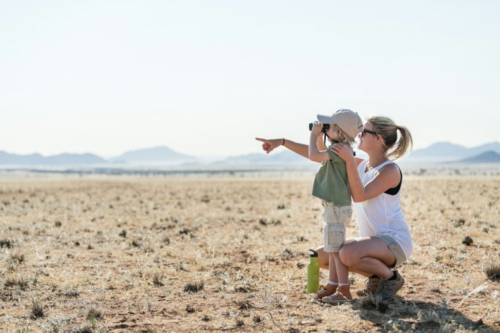 Familie mit kleinen Kindern auf einer geführten Safari in Namibia