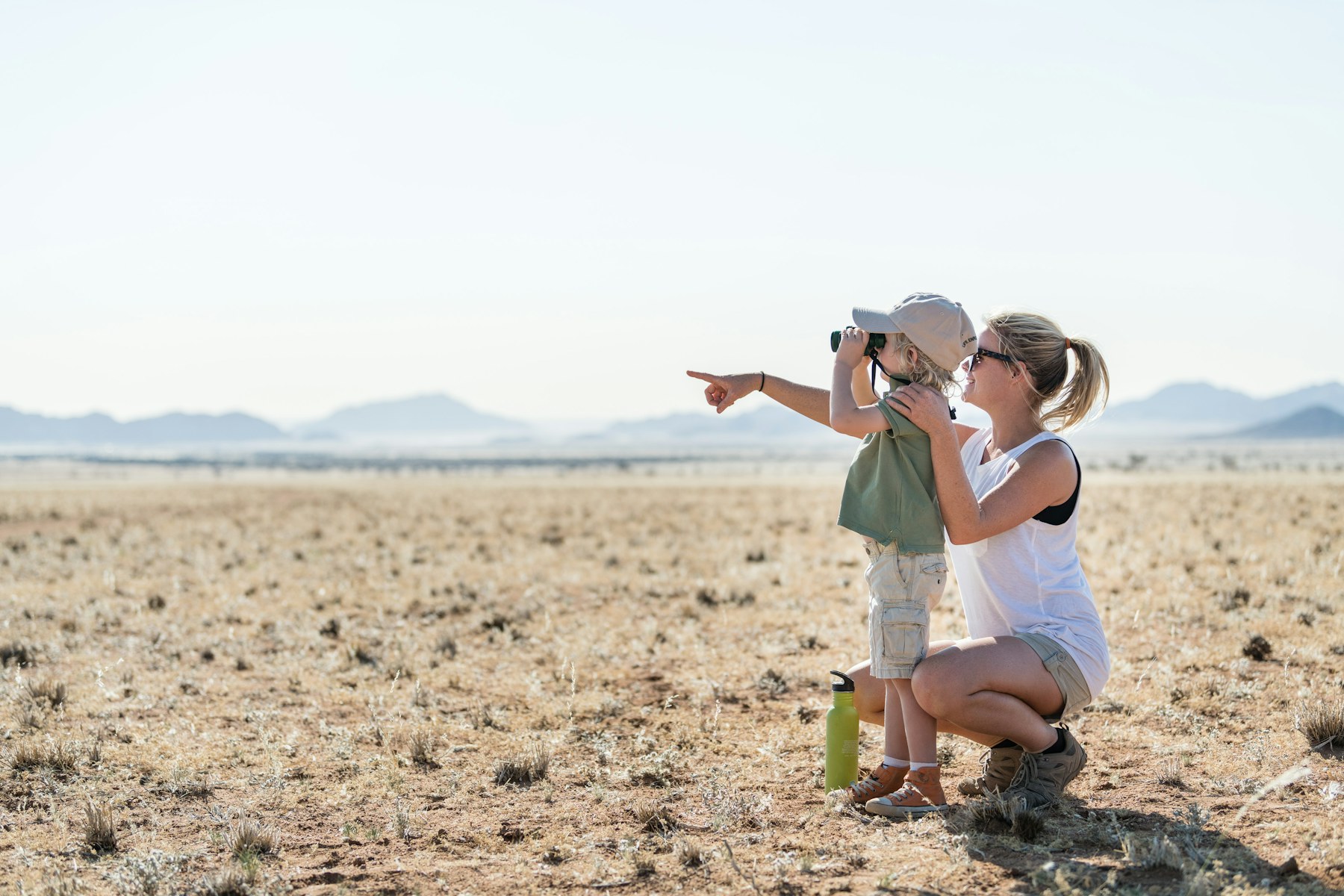 Familie mit kleinen Kindern auf einer geführten Safari in Namibia