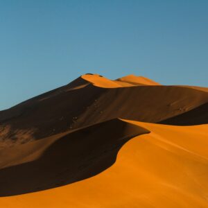Wüstenhitze über sonnenbeschienenen Dünen der Namib