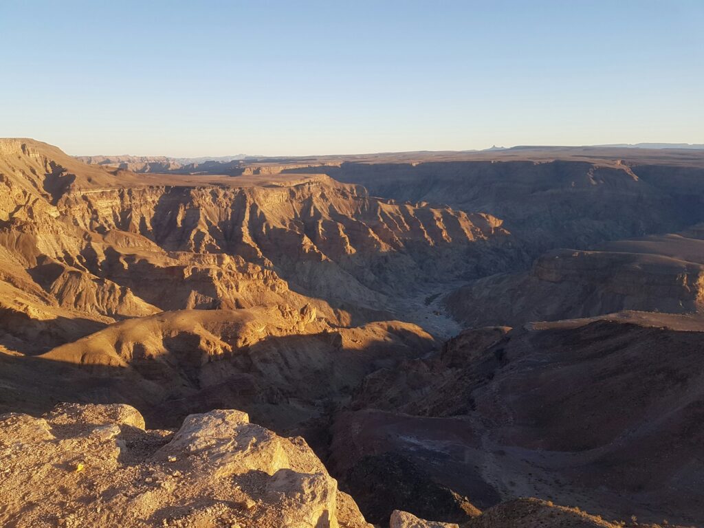 Blick von einem hohen Aussichtspunkt in den Fischfluss-Canyon im Süden Namibias