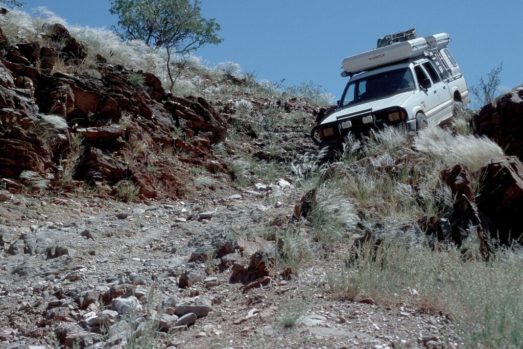 Mietwagen mit hoher Bodenfreiheit auf einer Piste in Namibia
