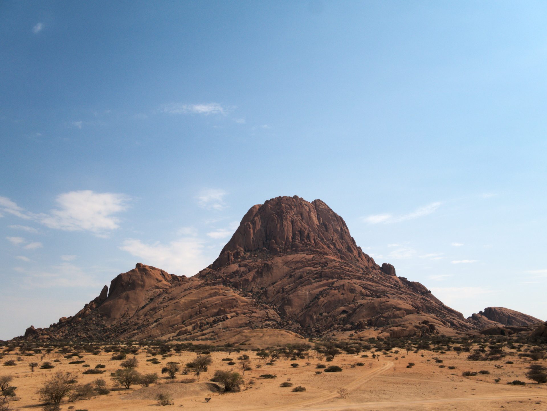 Die Spitzkoppe vom Felsbogen aus gesehen
