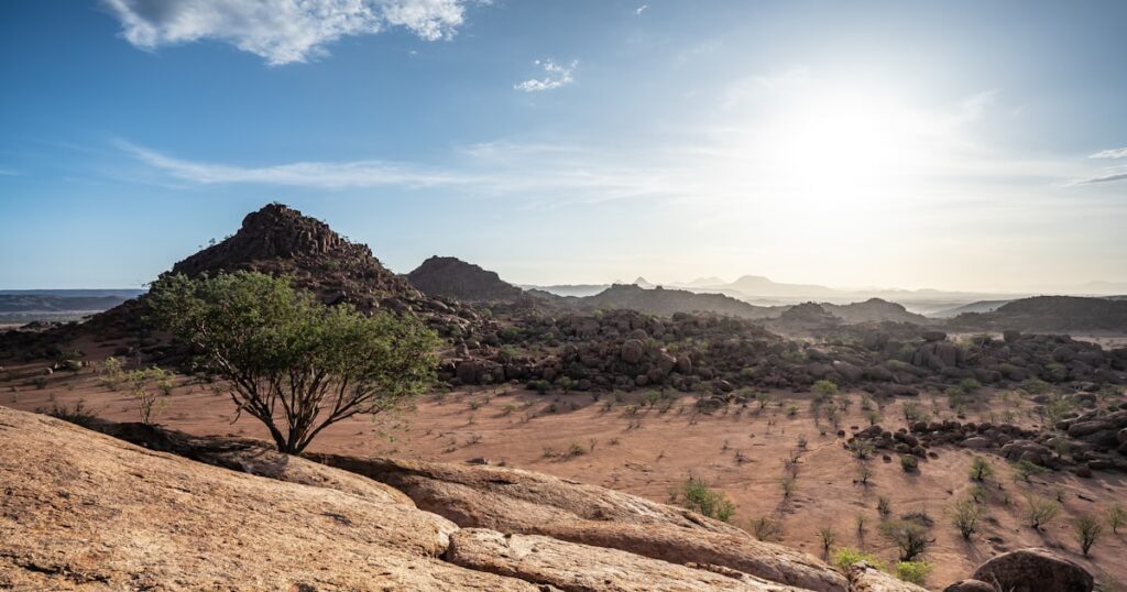 Sonnenuntergang über felsigen Wüstenhügeln im Damaraland