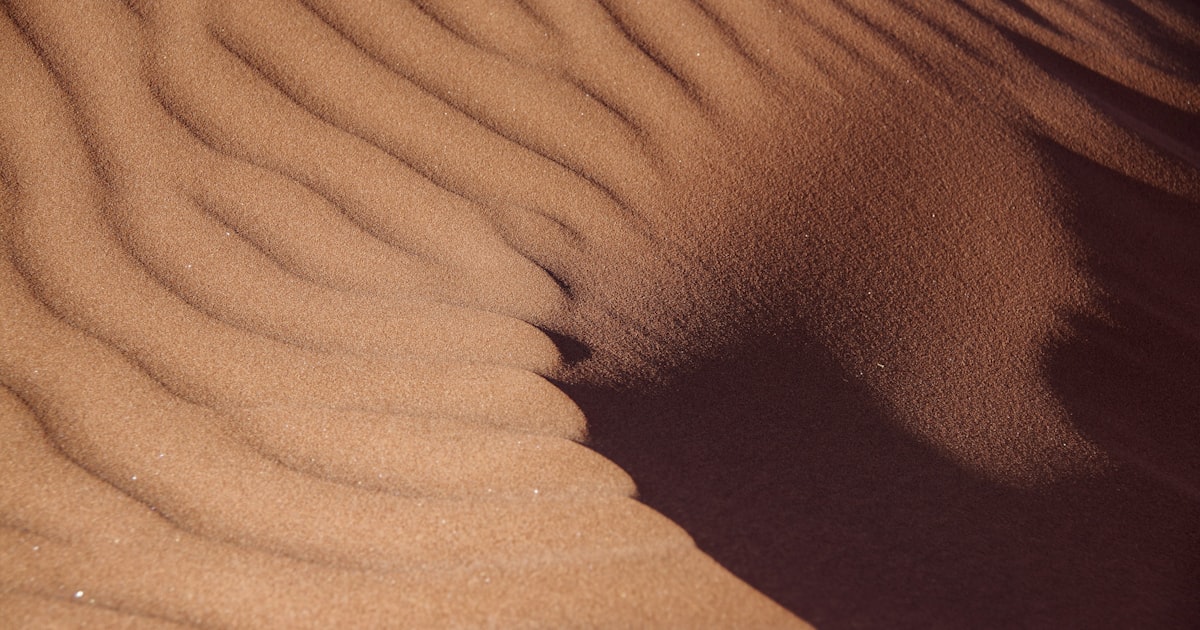 Nahaufnahme von windgeriffeltem rotem Sand auf der Elim-Düne bei Sesriem, Namibia