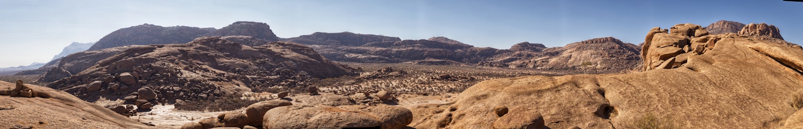 Panoramablick auf das Granitmassiv des Erongo-Gebirges bei Omaruru, Namibia