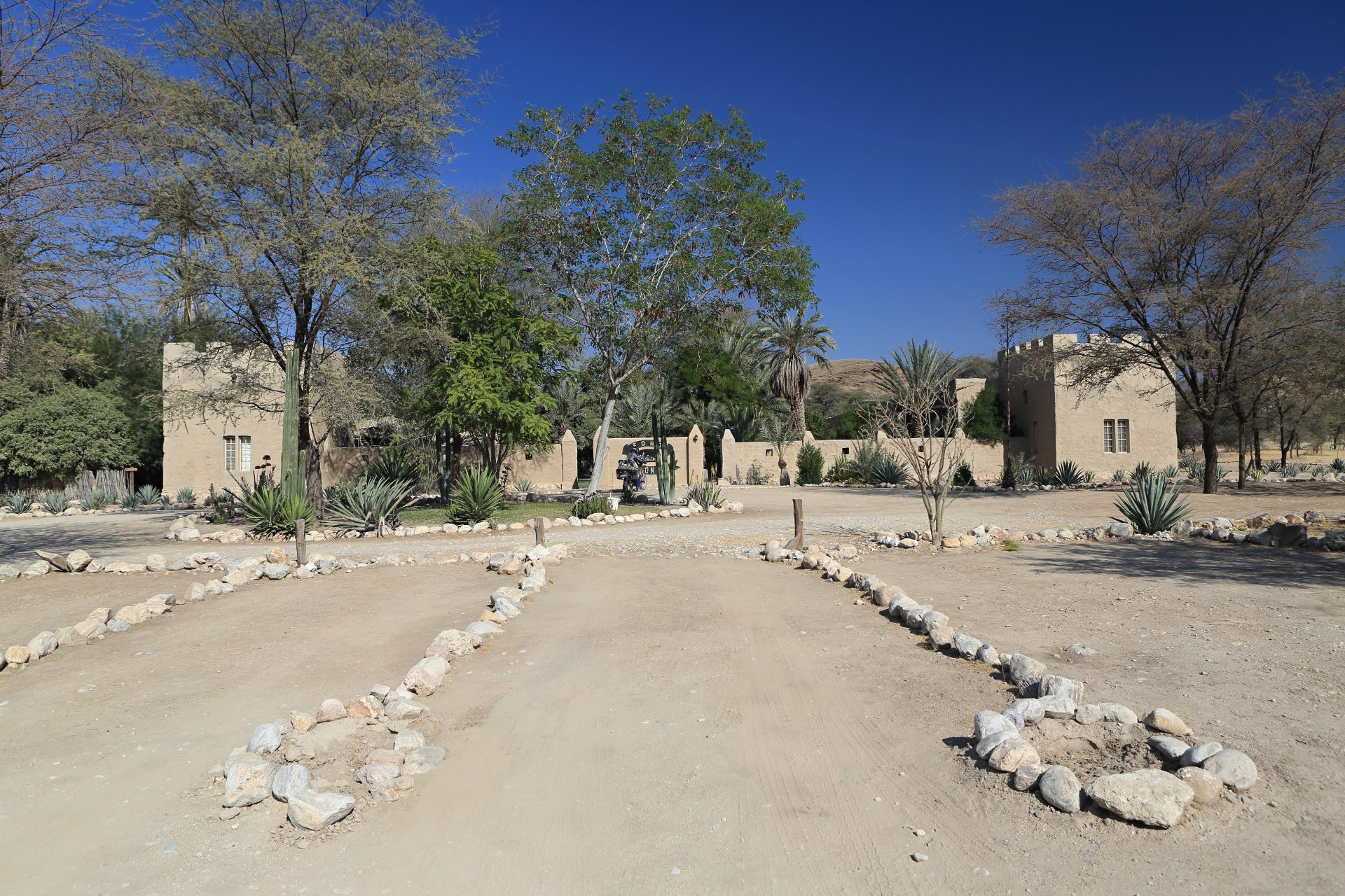 Das restaurierte deutsche Kolonialfort Sesfontein, heute eine Lodge, in der Oasensiedlung Sesfontein, Namibia