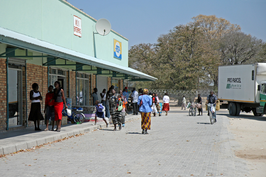 Marktstraße mit Geschäften und Händlern in Katima Mulilo im Nordosten Namibias