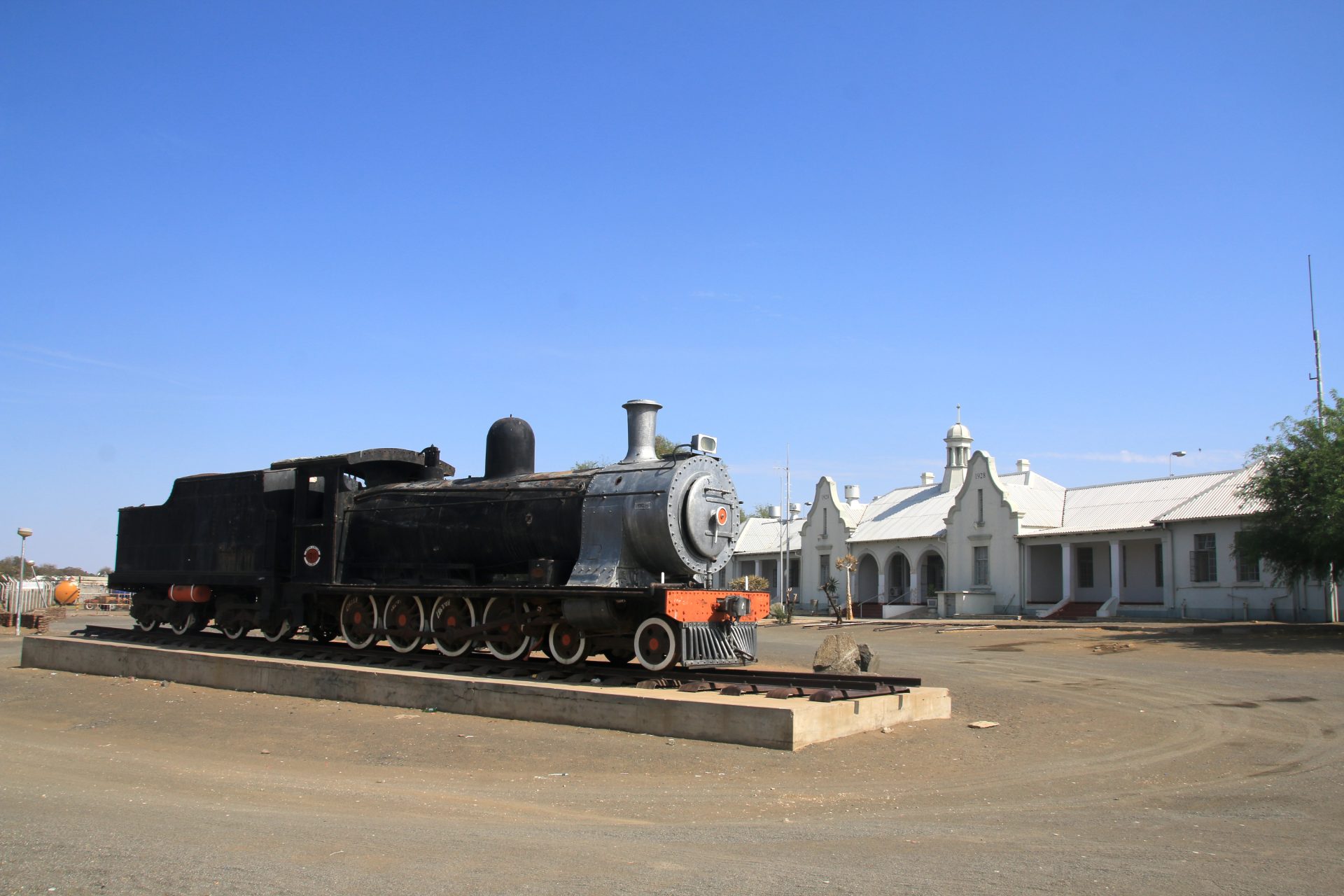 Eine erhaltene historische Dampflokomotive am Bahnhof von Keetmanshoop, Namibia