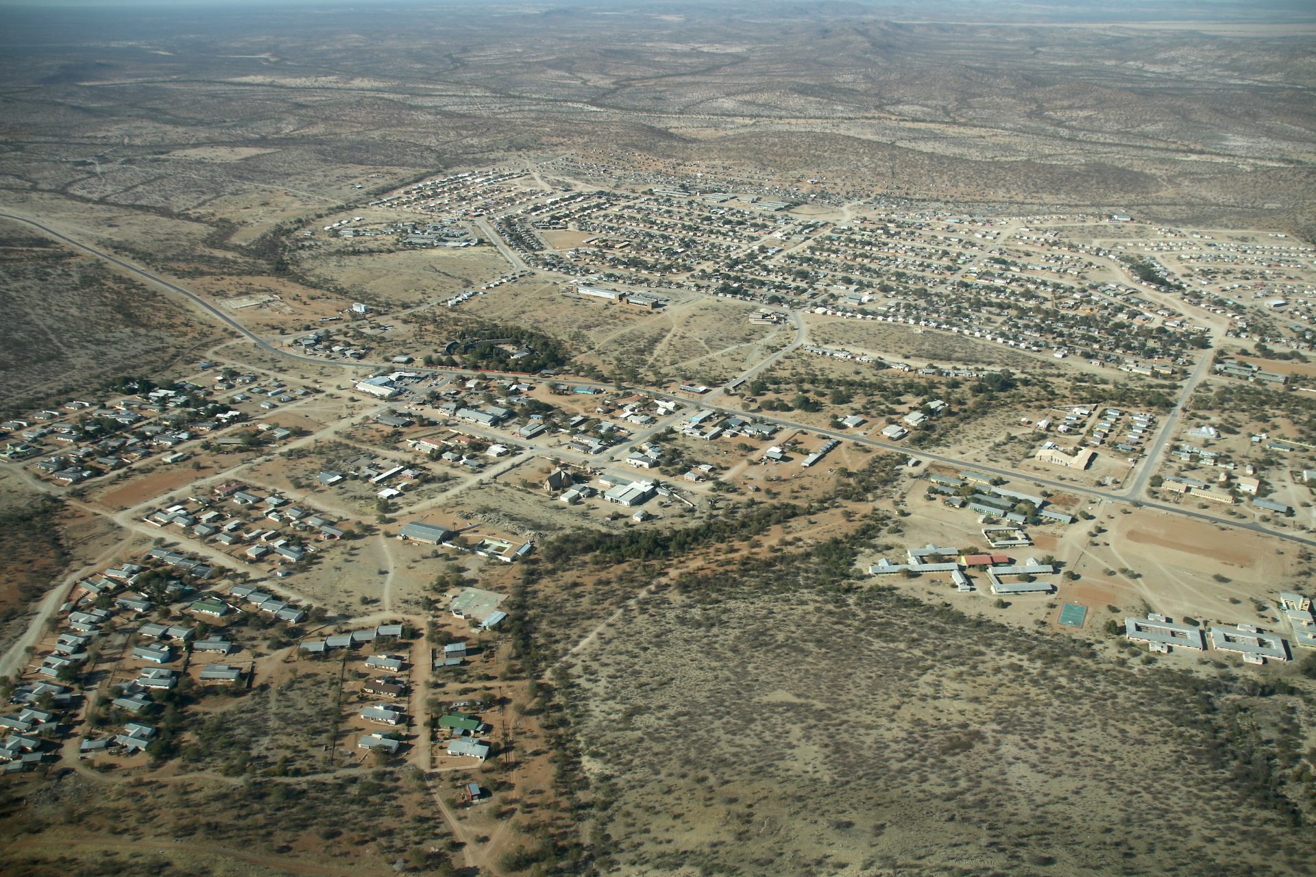 Luftaufnahme der Stadt Khorixas, des Versorgungszentrums des Damaralands, Namibia