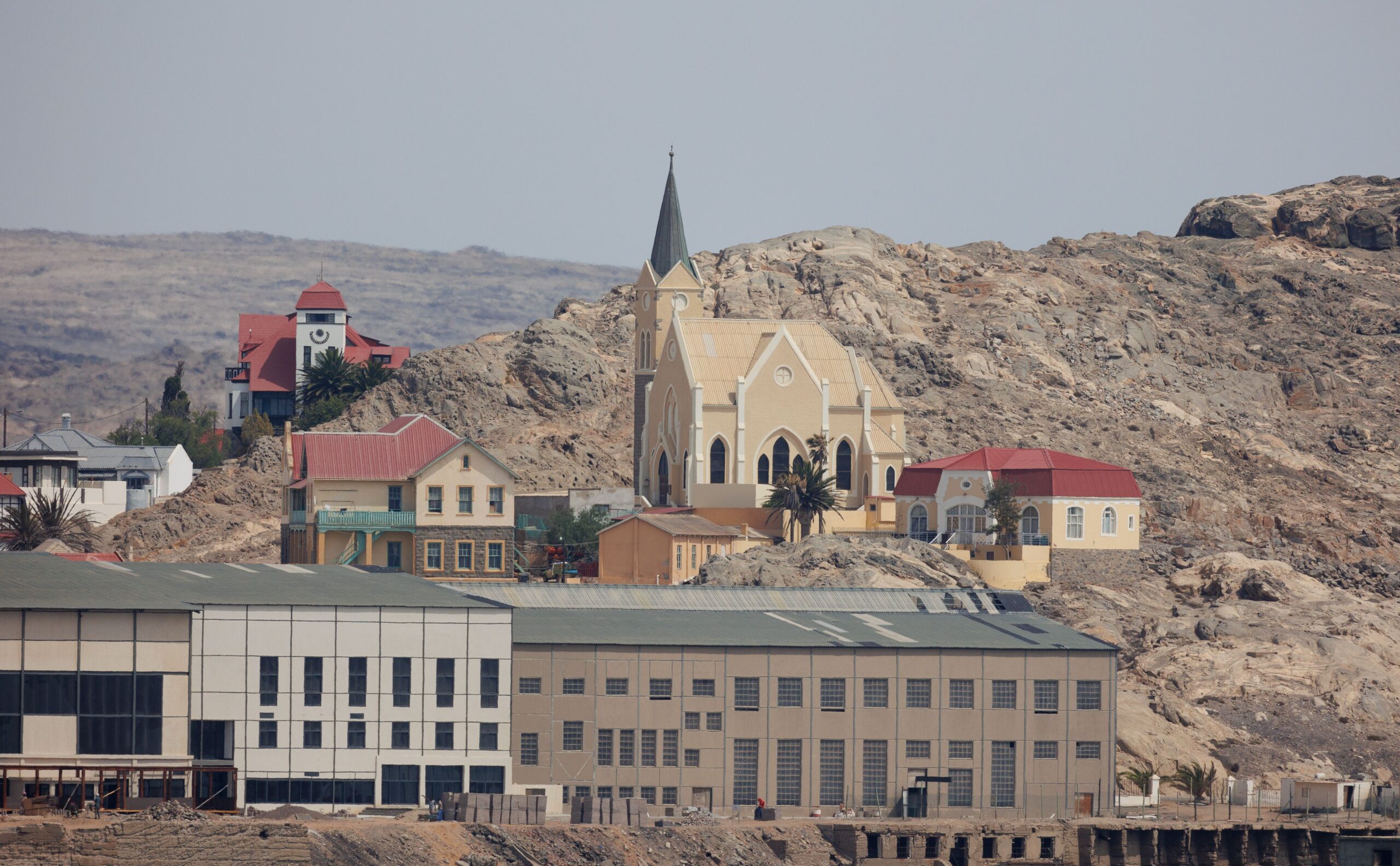 Felsenkirche und Goerkehaus über der historischen Stadt Lüderitz, Namibia
