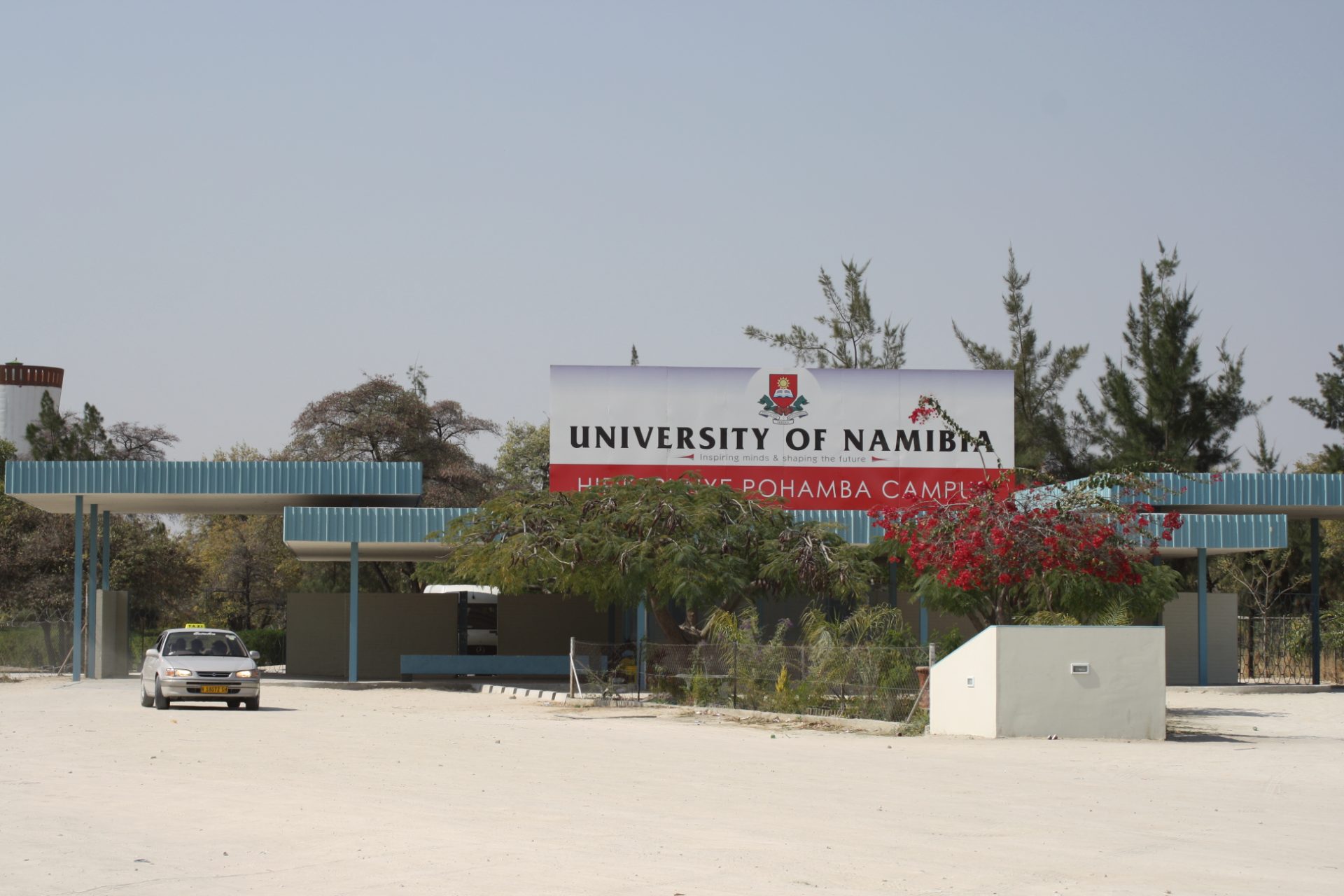 Eingang zum Campus der University of Namibia in Ongwediva, Namibia