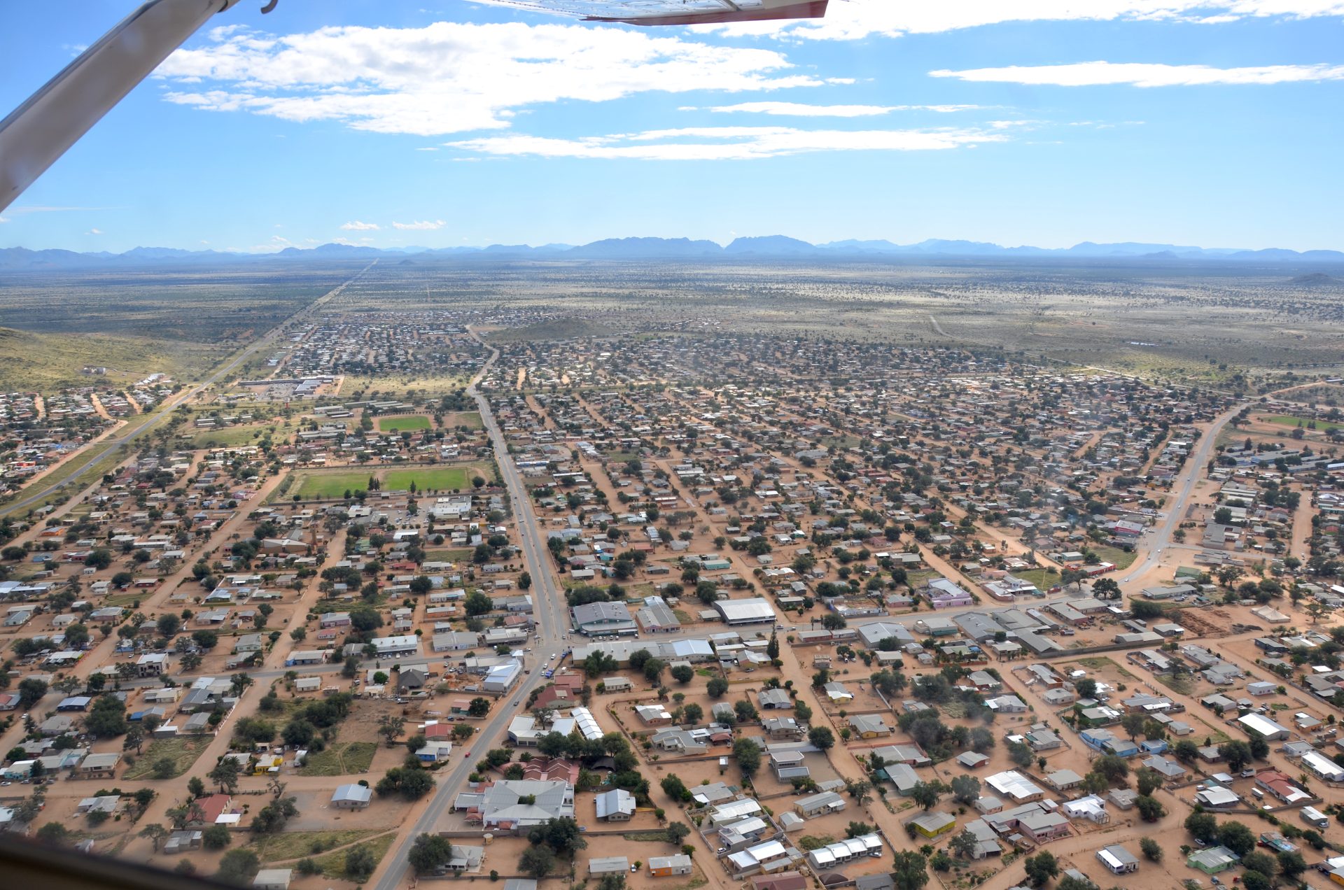 Luftaufnahme der Stadt Rehoboth an der B1 südlich von Windhoek, Namibia
