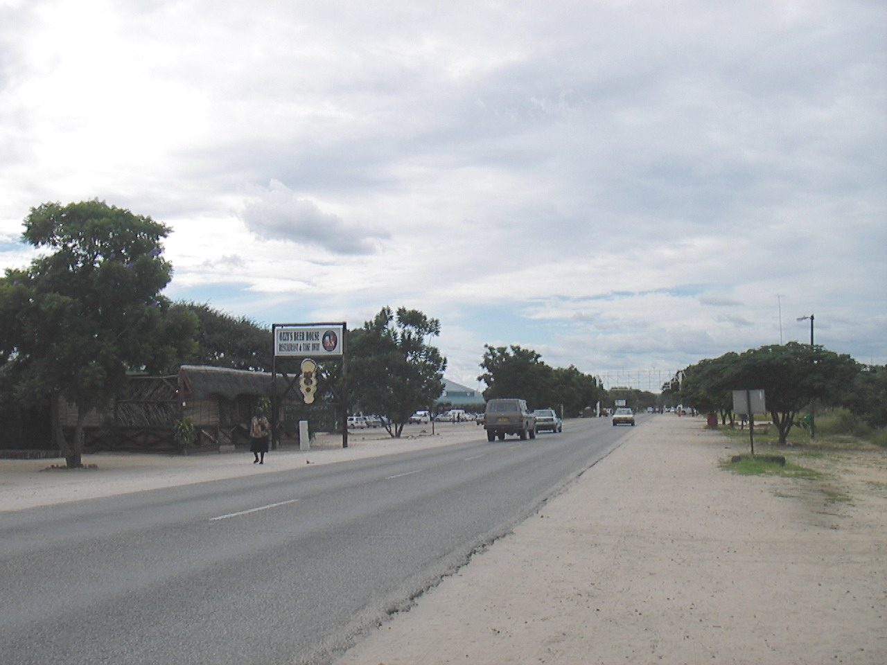 Die Eugen Kakukuru Street in Rundu, Namibia, führt auf die Nationalstraße B8