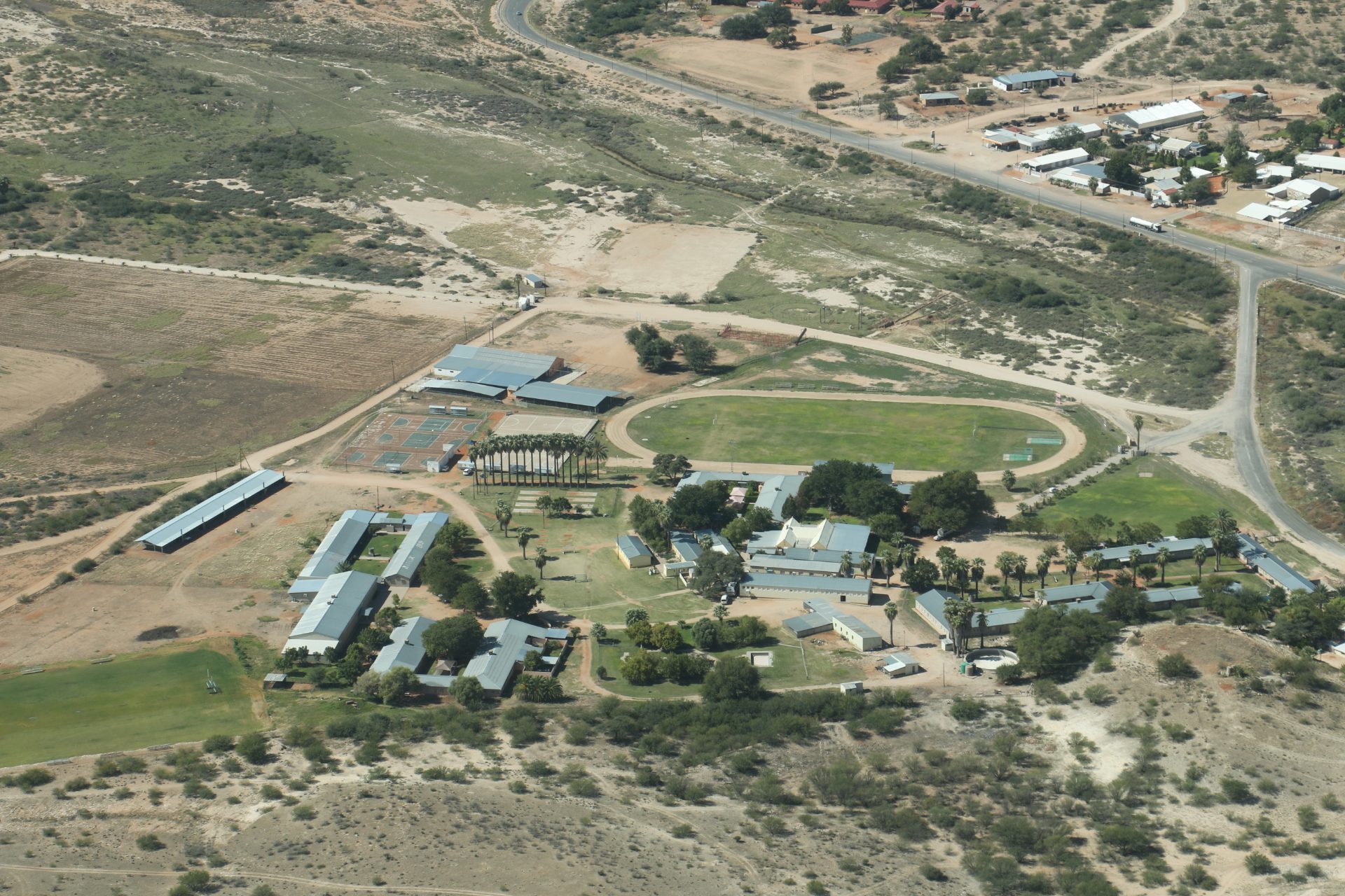 Luftaufnahme des westlichen Teils von Stampriet, einem Farmdorf am Rand der Kalahari, Namibia