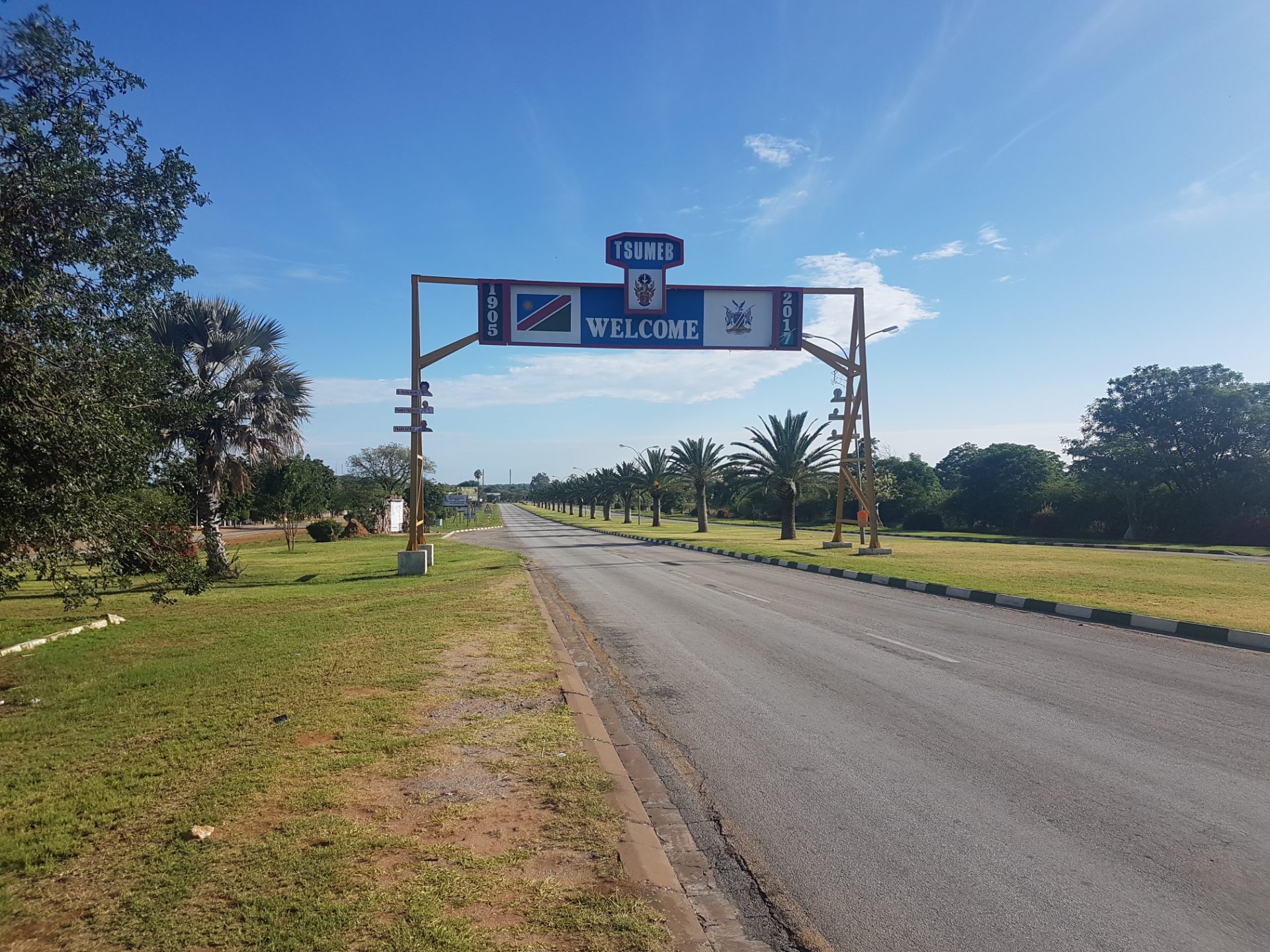 Willkommensschild am Ortseingang von Tsumeb, Namibia